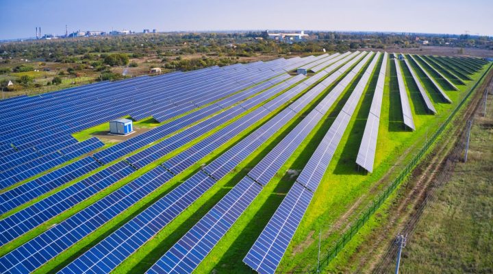 Co to jest farma fotowoltaiczna? Na zdjęciu typowa farma fotowoltaiczna.