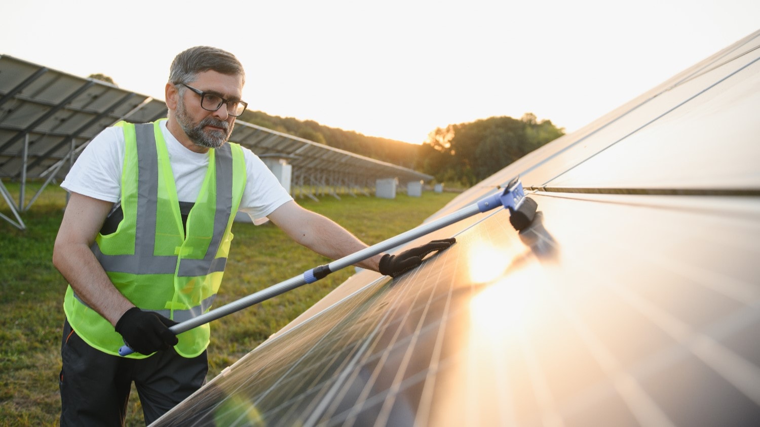 Jak zabrać się do mycia paneli słonecznych? Czym myć panele fotowoltaiczne? To najlepiej wiedzą eksperci Agro-Rydz, dla których czyszczenie mycie fotowoltaiki to codzienność!