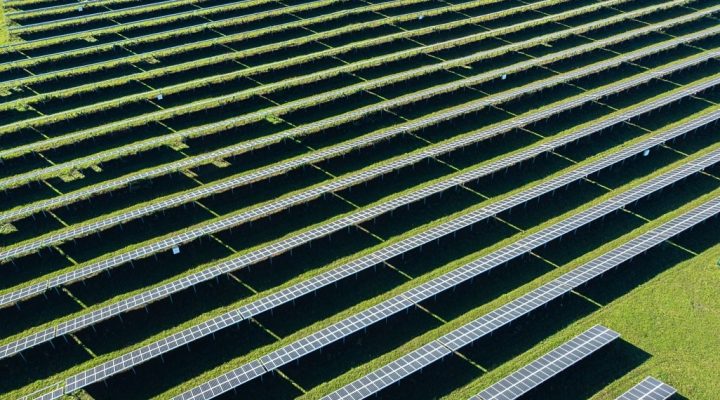 Decyzja środowiskowa dla farmy fotowoltaicznej. Jak ją uzyskać? na zdjęciu ogroman farma fotowoltaiczna.