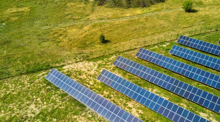 Opłacalność farmy fotowoltaicznej. Na zdjęciu farma fotowoltaiczna.